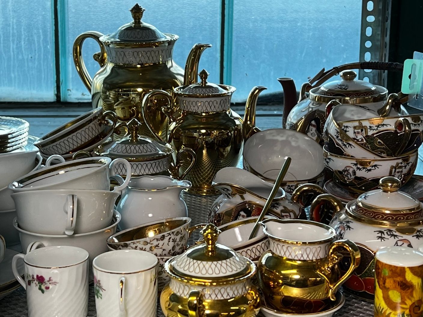 Teeservice mit viel Gold