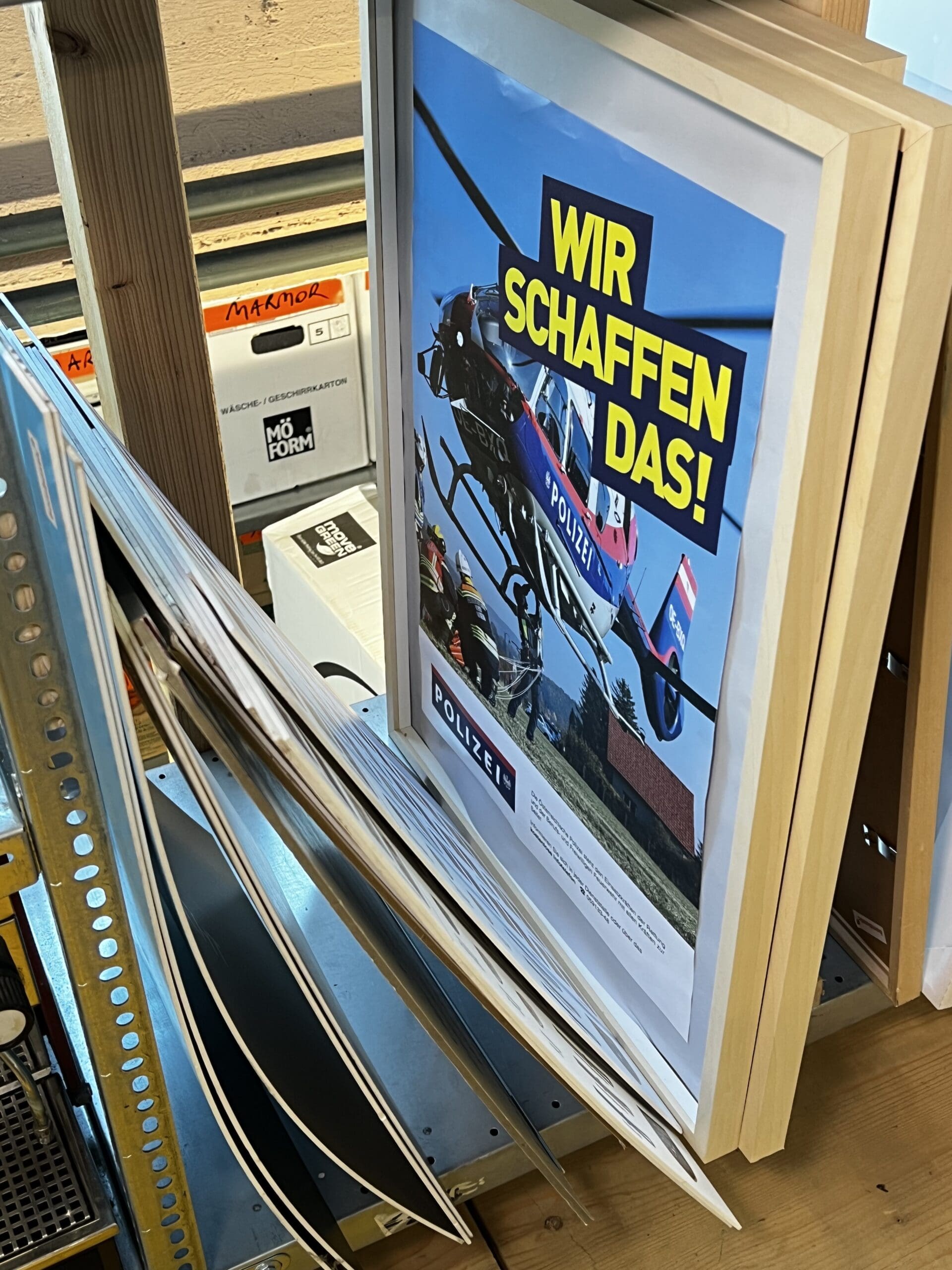 Polizeiplakate gerahmt