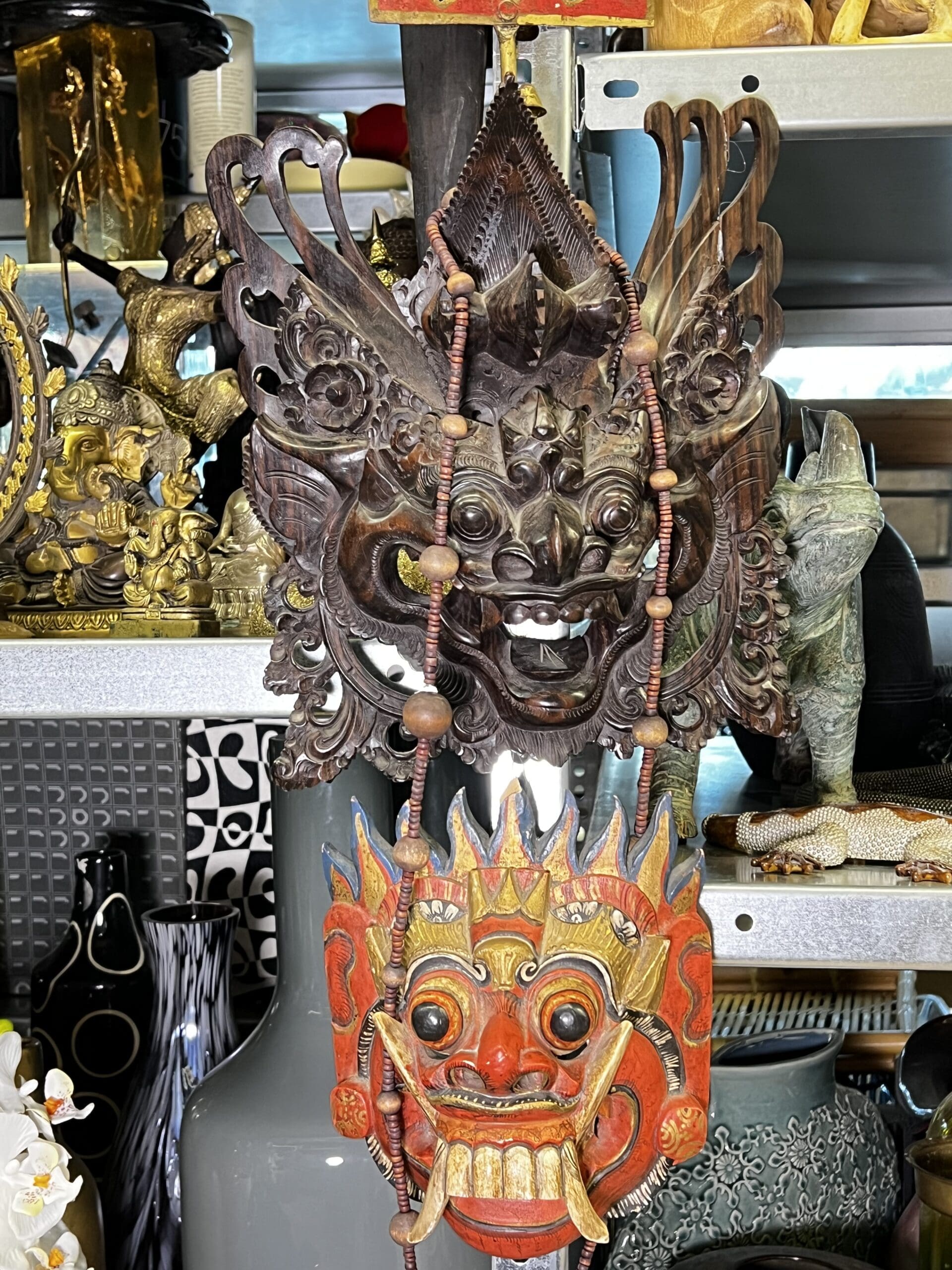 Buddhistische Wandmasken aus Holz