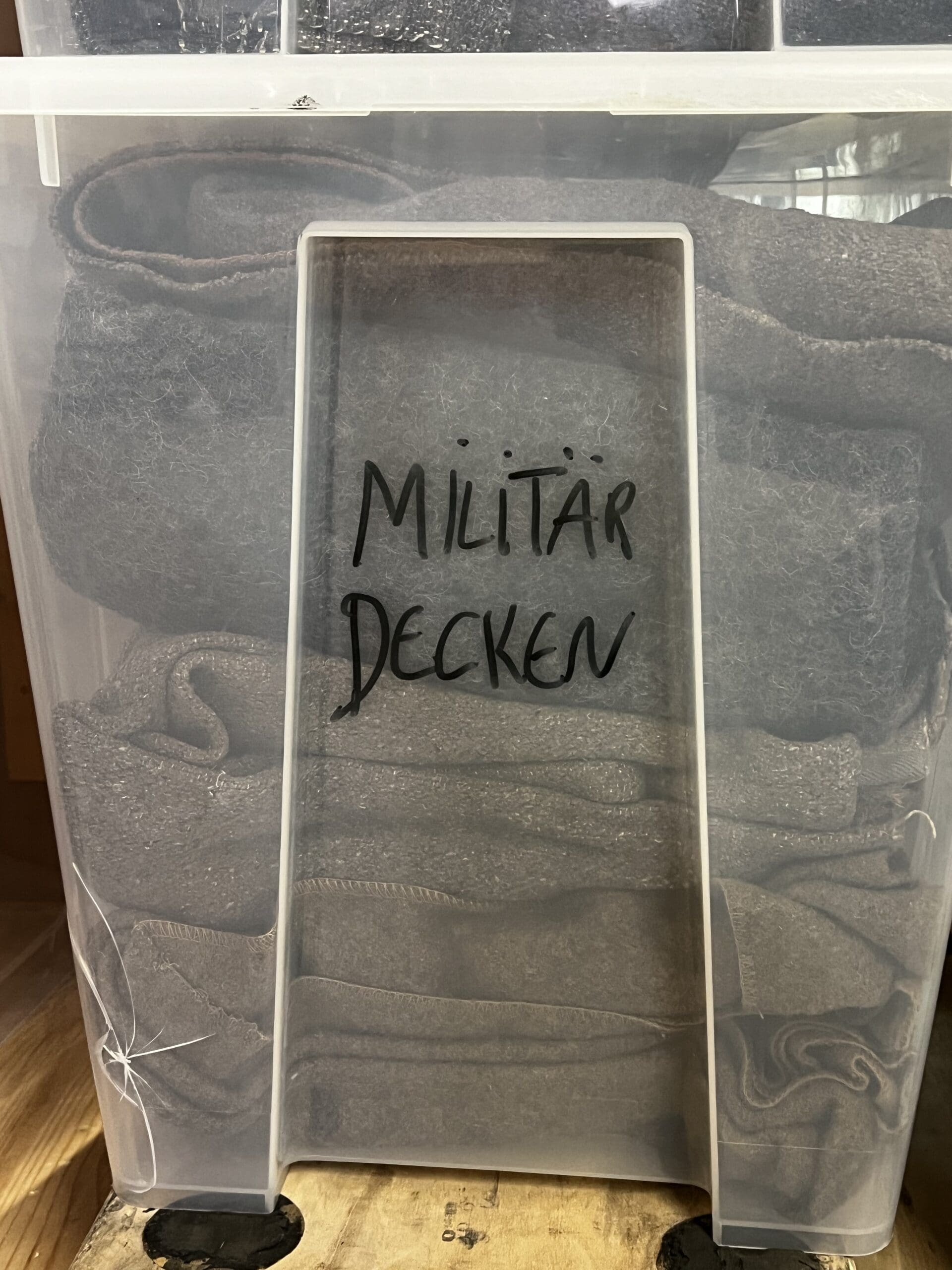 Militärdecken, mehrere Kisten