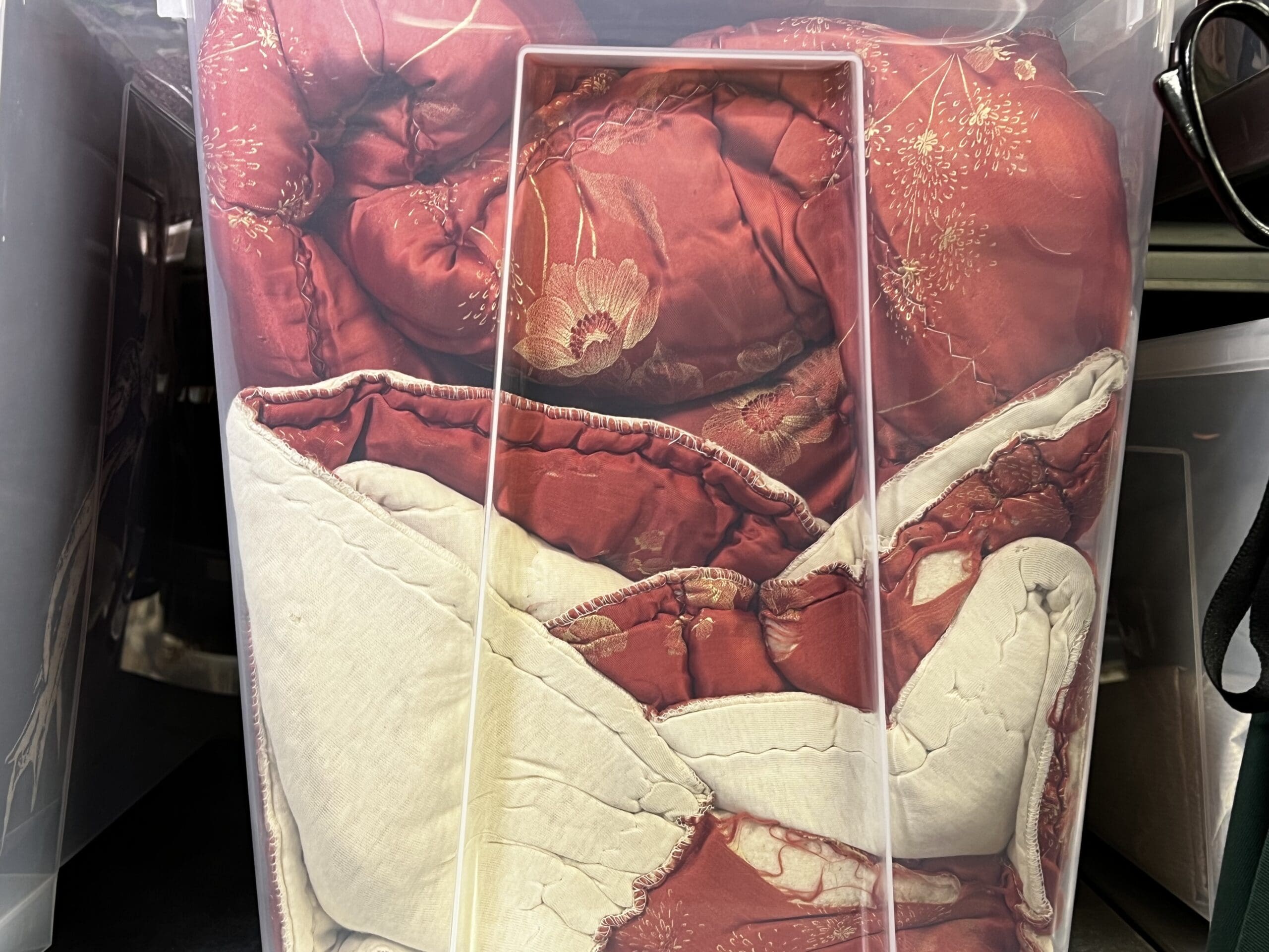 Rote Satin-Steppdecke