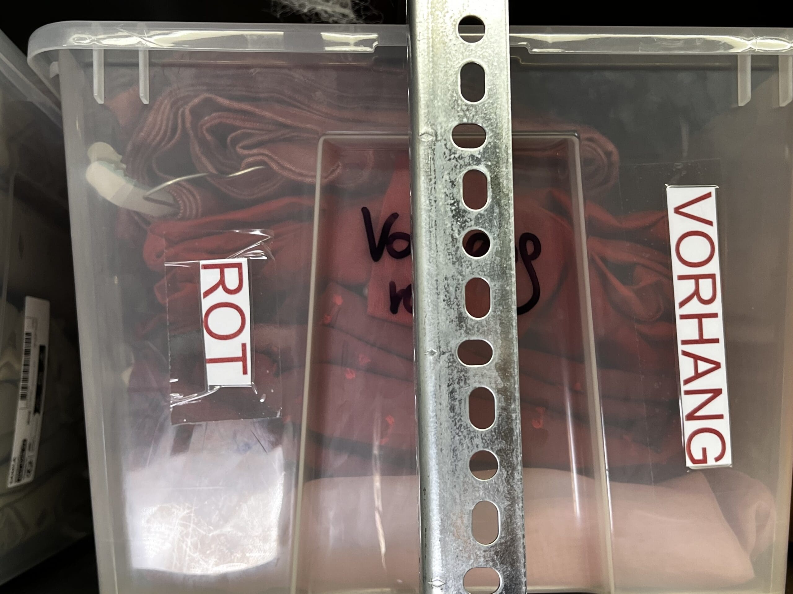 Rote Vorhänge, 2 Kisten – Bild 2