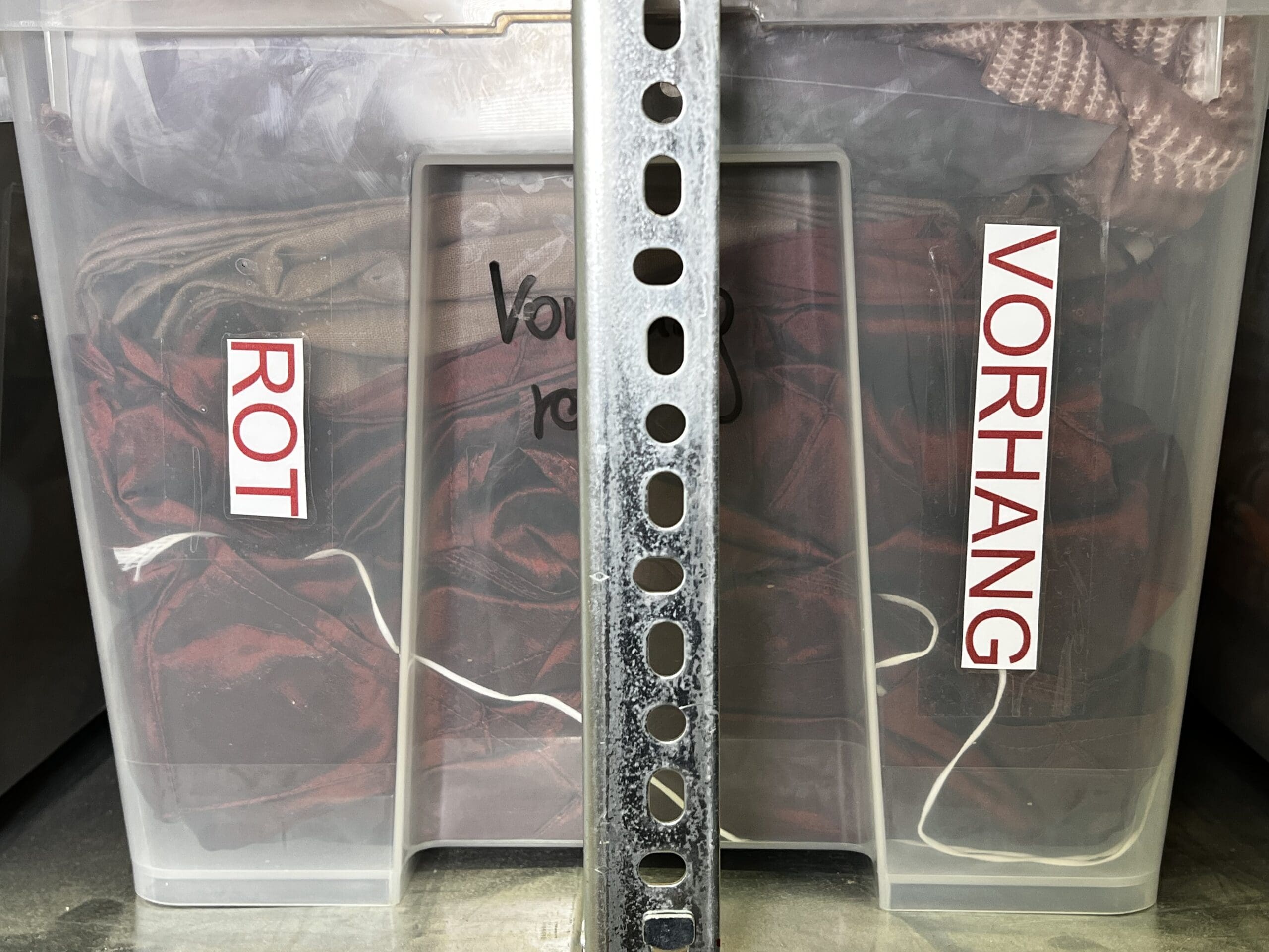 Rote Vorhänge, 2 Kisten