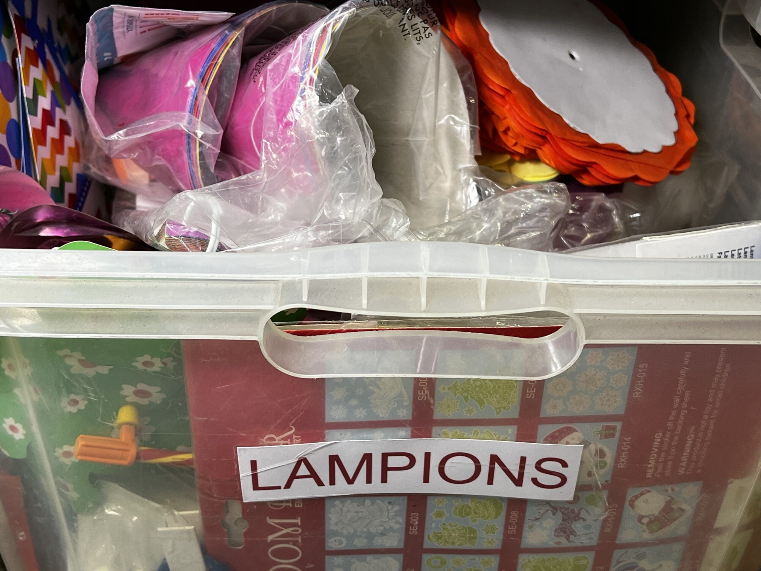 Bunte Lampions und Partyhüte – Bild 3