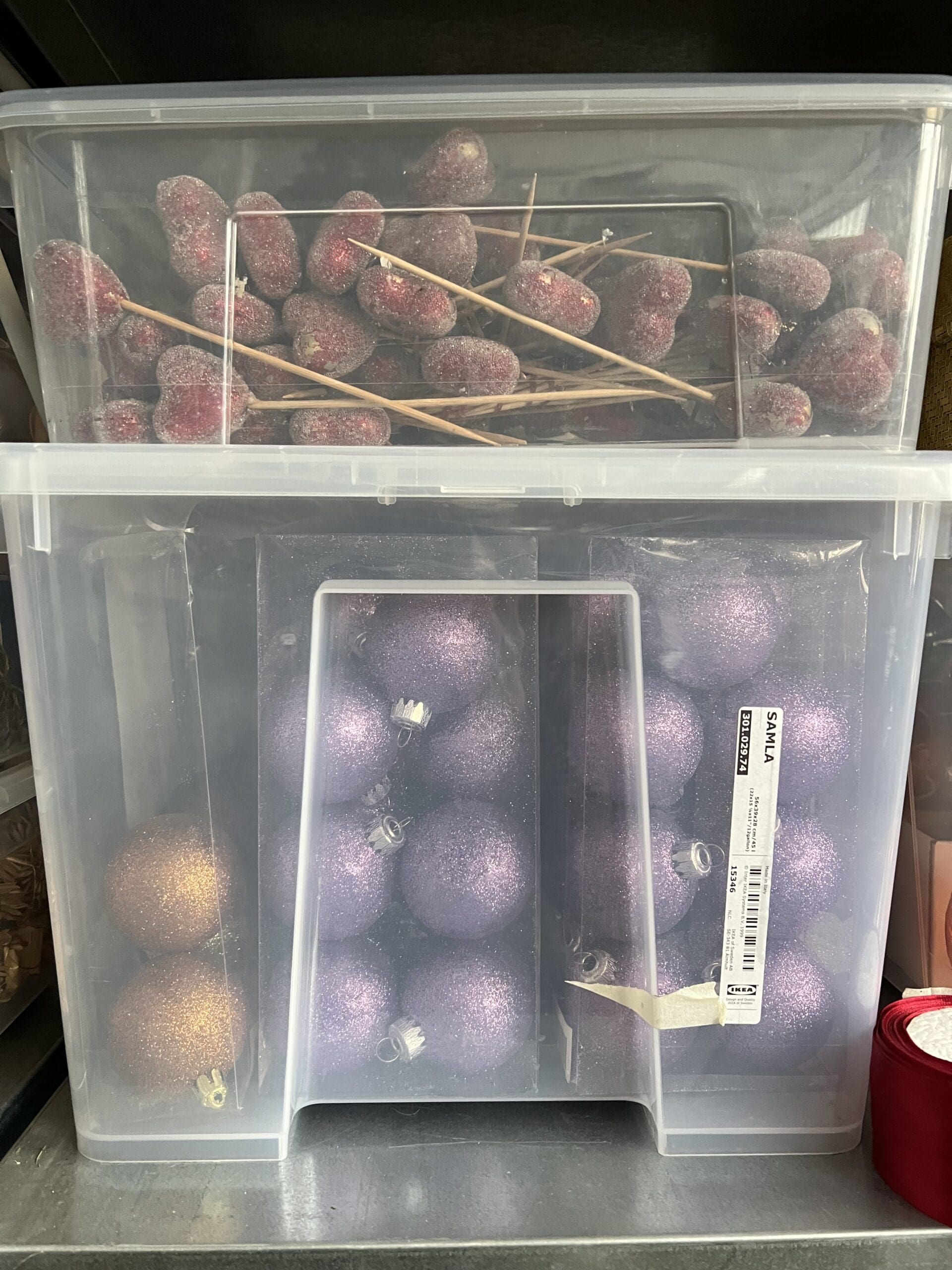 Rote Herzen am Stiel und violette Flitterkugeln