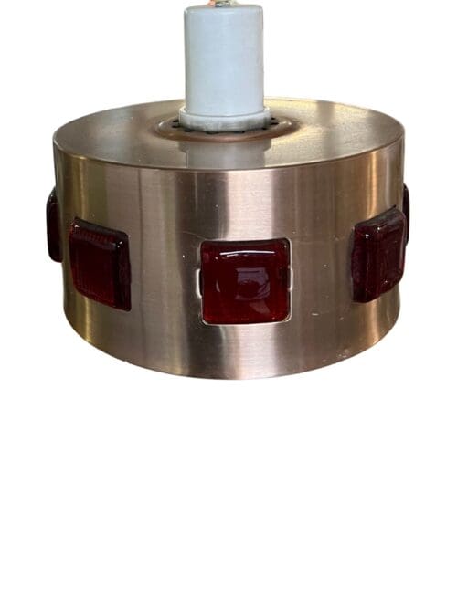 Hängelampe mit roten Glaseinsätzen