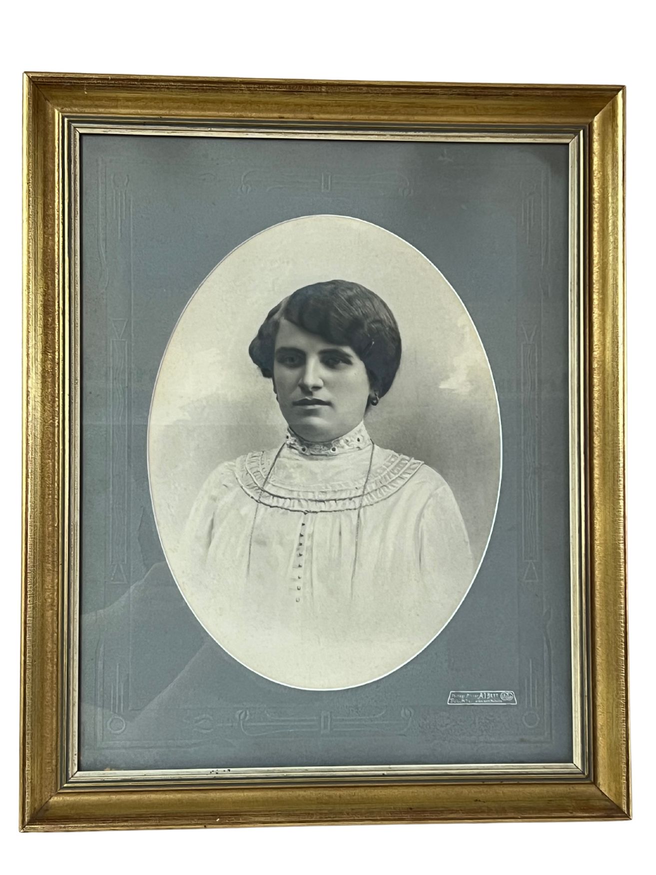 Porträt in goldenem Rahmen