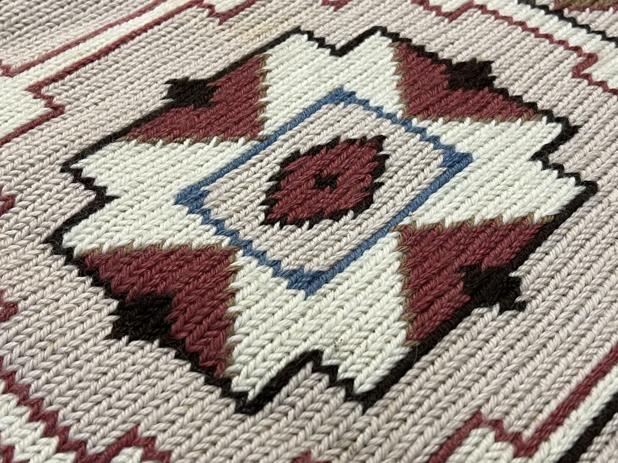 #73 Teppich / Wandteppich gestrickt, 115 x 55 cm – Bild 2