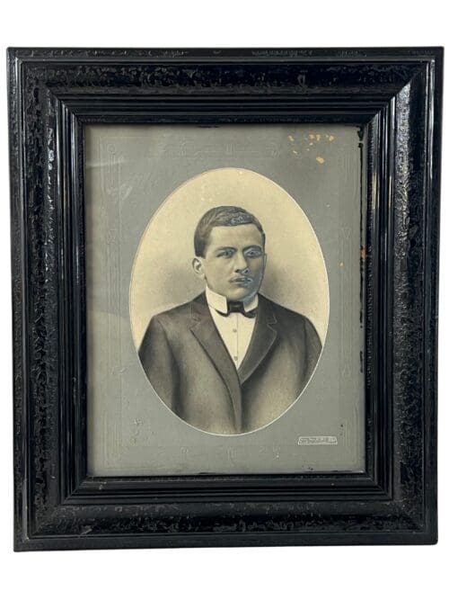 Männerportrait schwarz gerahmt, 61 x 72 cm