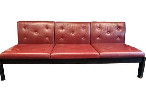 Dreisitzer-Sofa mit rotem Lederbezug,